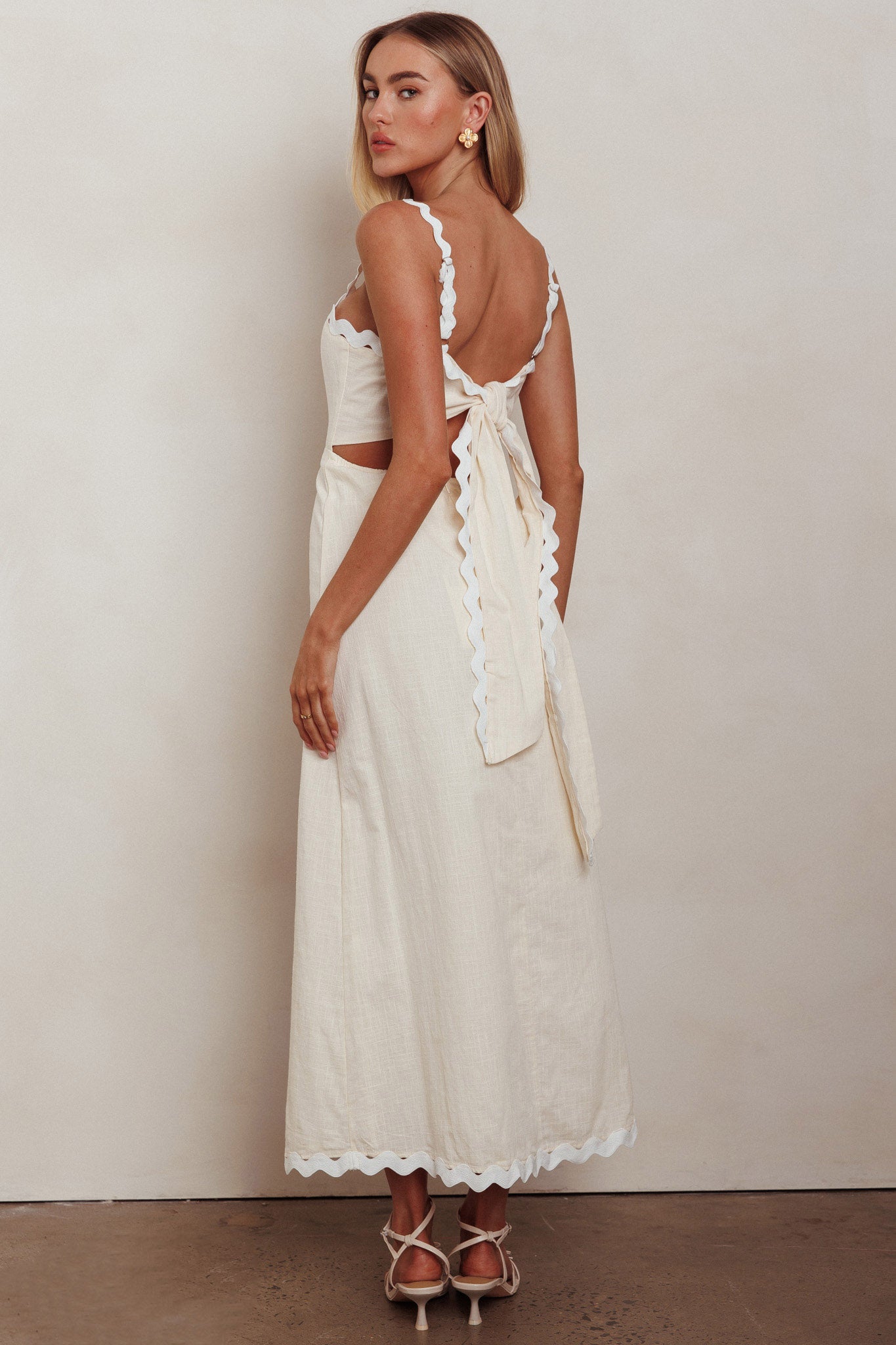 Fashion Summer Strap Oat Back Tie-Up Maxi Dress with Trim Band Detailed