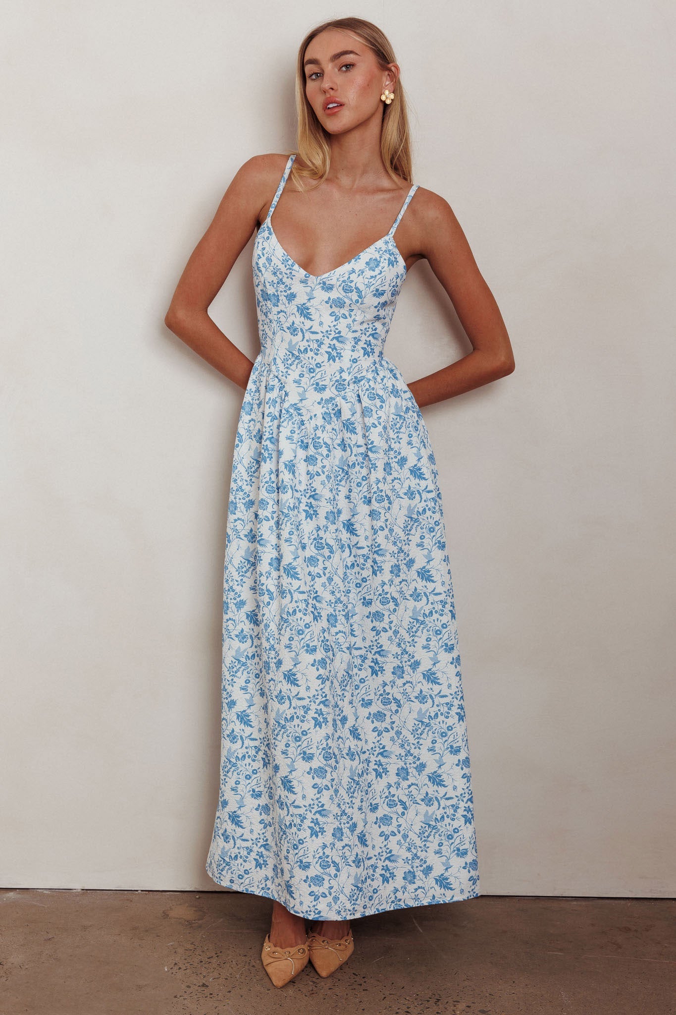 Fashion Strap White Blue Floral Print V-Neck Ruffle Back Tie-Up Maxi Dress