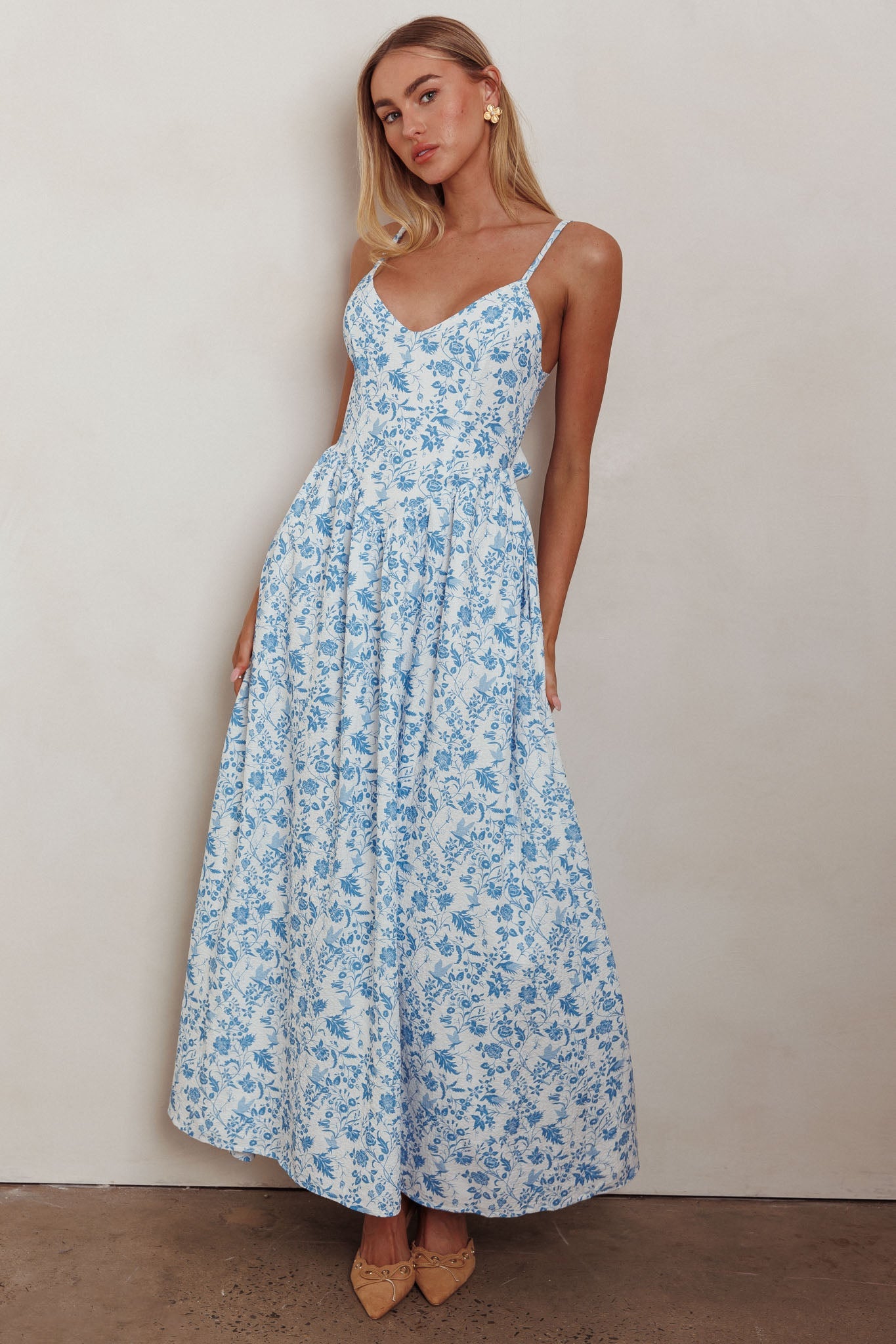 Fashion Strap White Blue Floral Print V-Neck Ruffle Back Tie-Up Maxi Dress