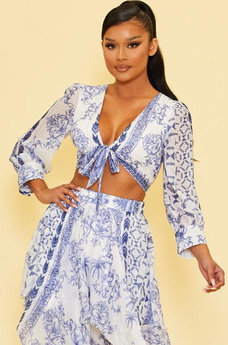 Fashion White Blue Floral Print Front Tie-Up Crop Top with Long Sleeve